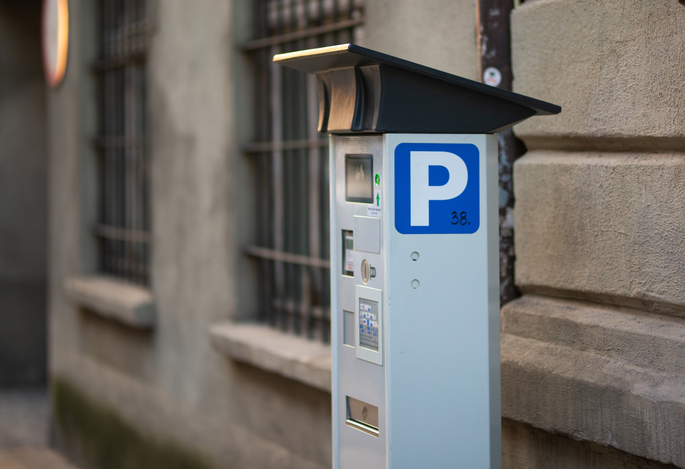 Nie skanuj takiej naklejki na parkomacie. To zwykła pułapka