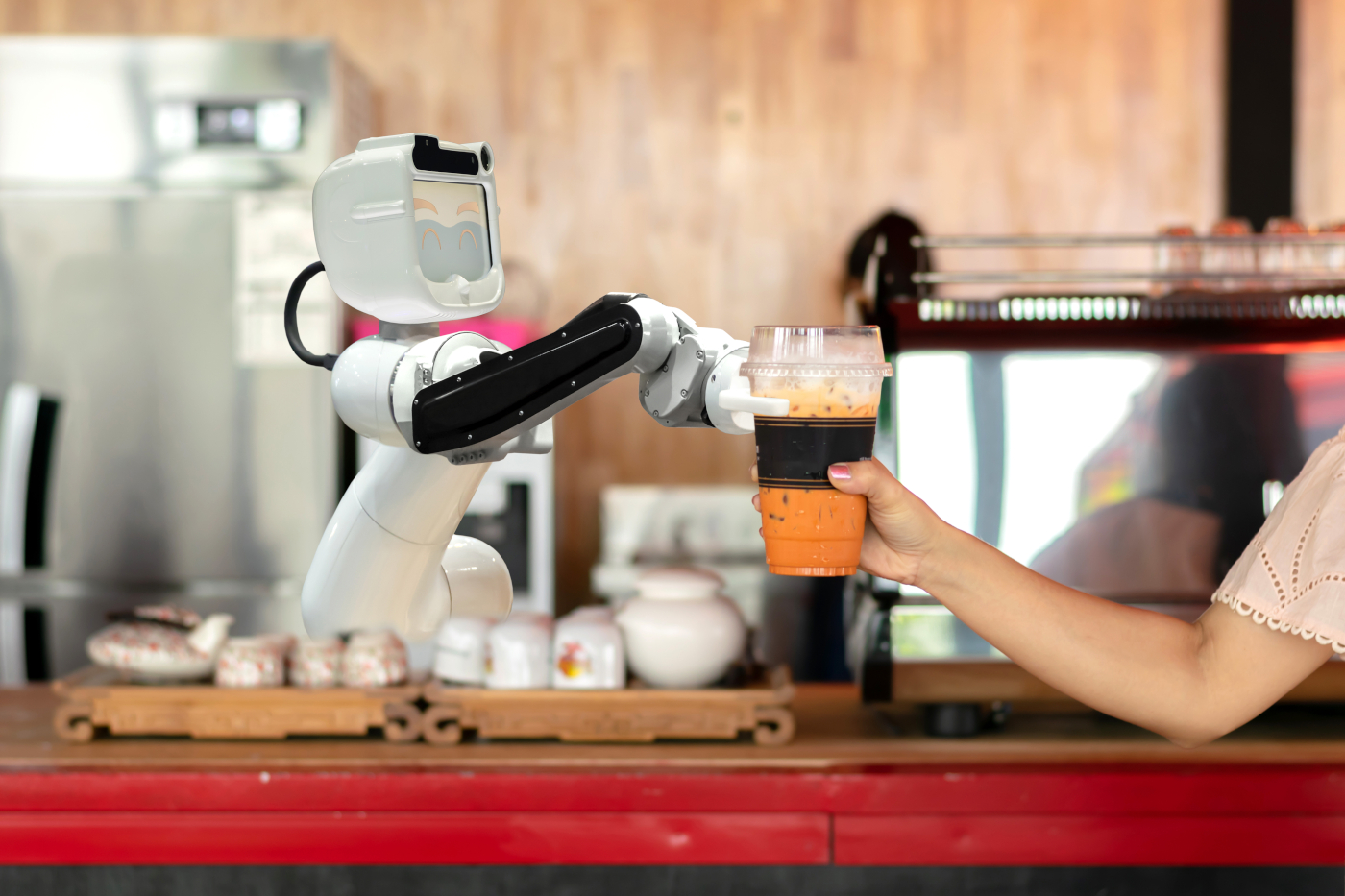 W tym kraju roboty coraz częściej zastępują ludzi. Wypełniają luki