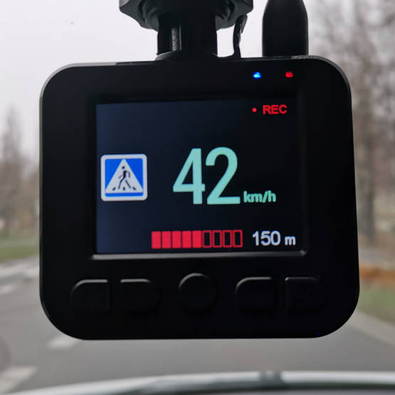Navitel R300 GPS - test rejestratora samochodowego z ostrzeganiem o radarach i prędkościomierzem