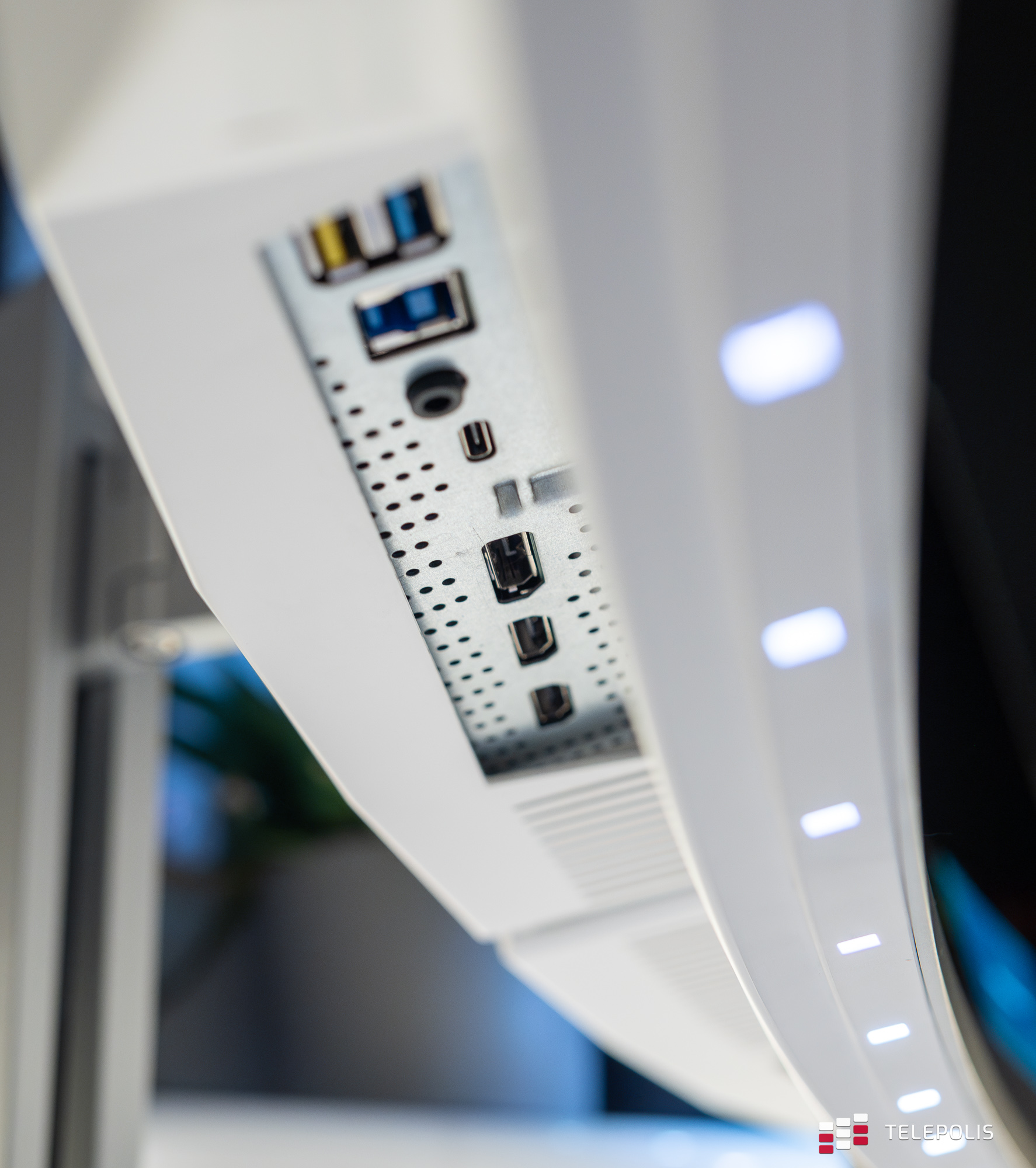 Co jest białe, duże i bez kompromisów? Test monitora Evnia 34M2C8600