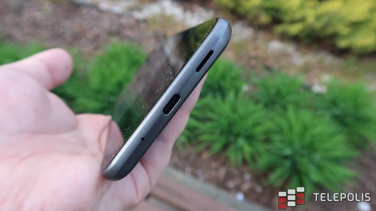 Sharp Aquos V - czyli "flagowiec" wprost z wehikułu czasu