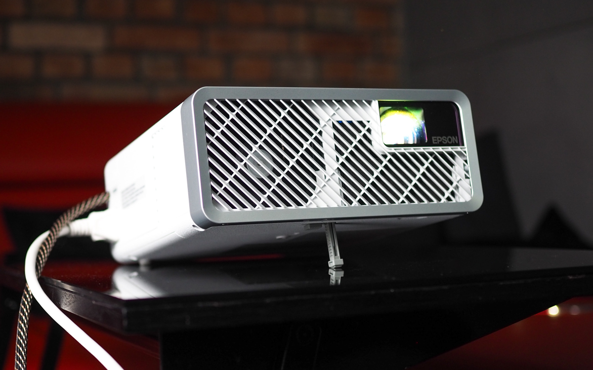 Epson EF-100W - test małego projektora, który łatwo zabrać ze sobą
