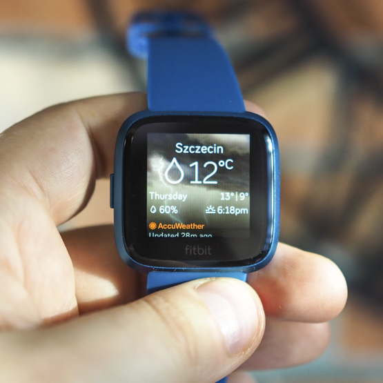 Fitbit Versa Lite - test prostego smartwatcha śledzącego naszą aktywność fizyczną