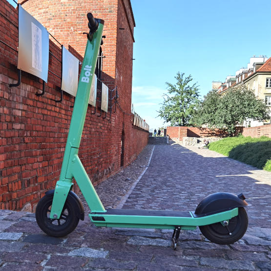 Zielone e-hulajnogi Bolt – śmigałem na nich po Warszawie i coraz bardziej mi się podobają
