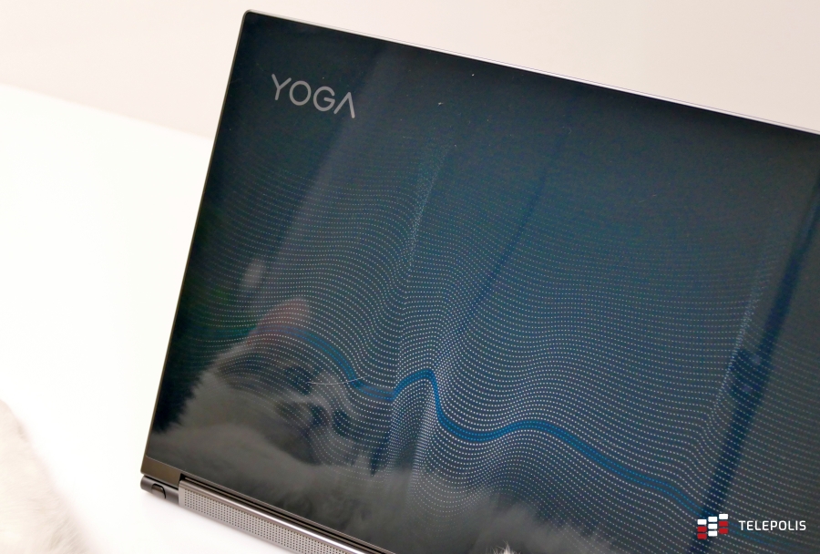 Test Lenovo Yoga C930 - piękny laptop w kobiecych rękach