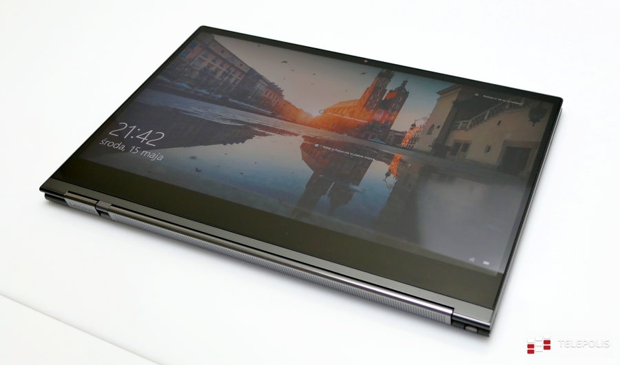 Test Lenovo Yoga C930 - piękny laptop w kobiecych rękach