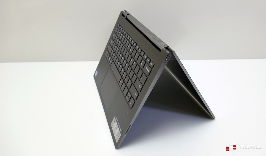 Test Lenovo Yoga C930 - piękny laptop w kobiecych rękach