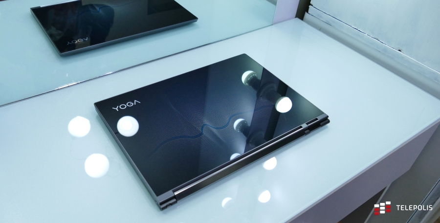 Test Lenovo Yoga C930 - piękny laptop w kobiecych rękach