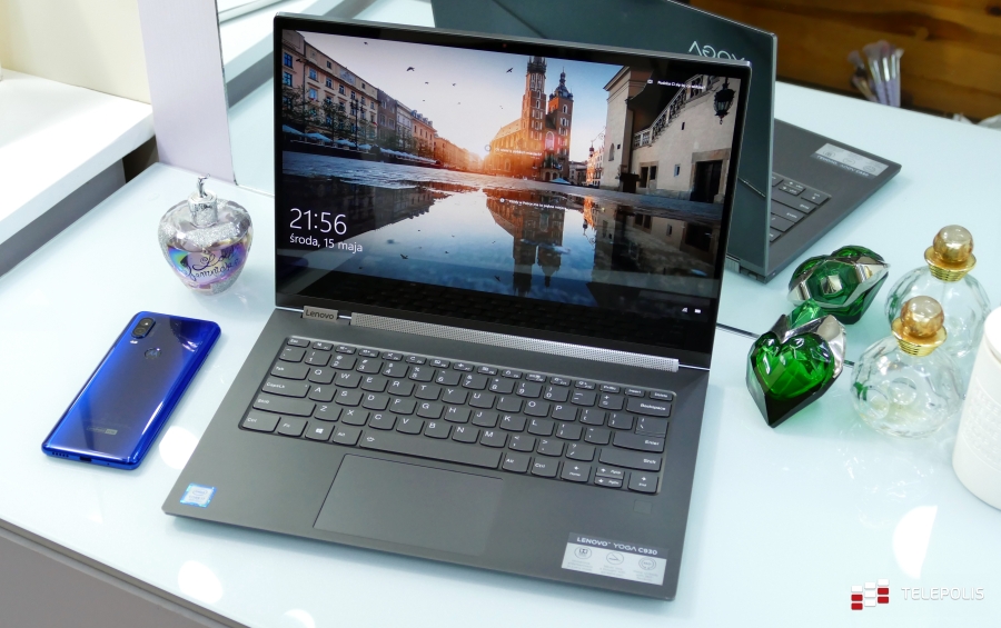 Test Lenovo Yoga C930 - piękny laptop w kobiecych rękach