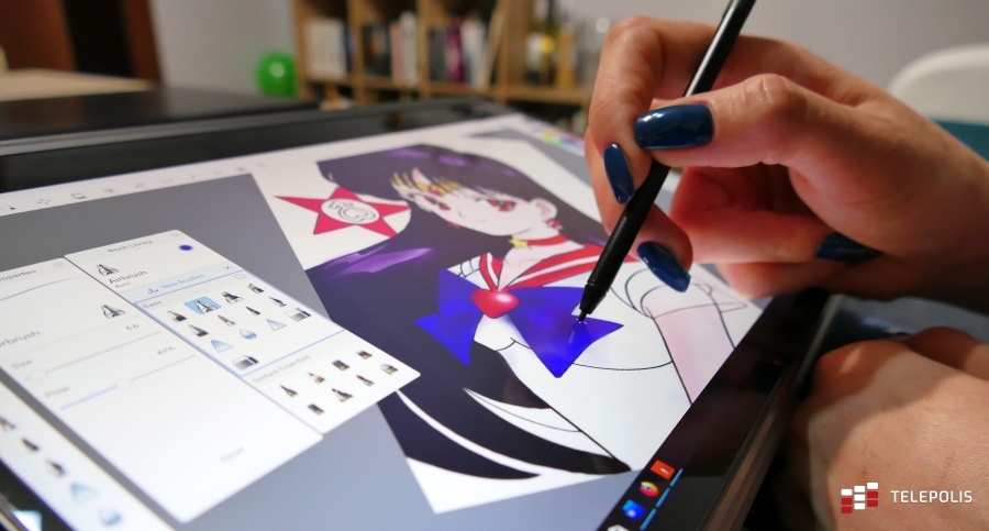 Test Lenovo Yoga C930 - piękny laptop w kobiecych rękach