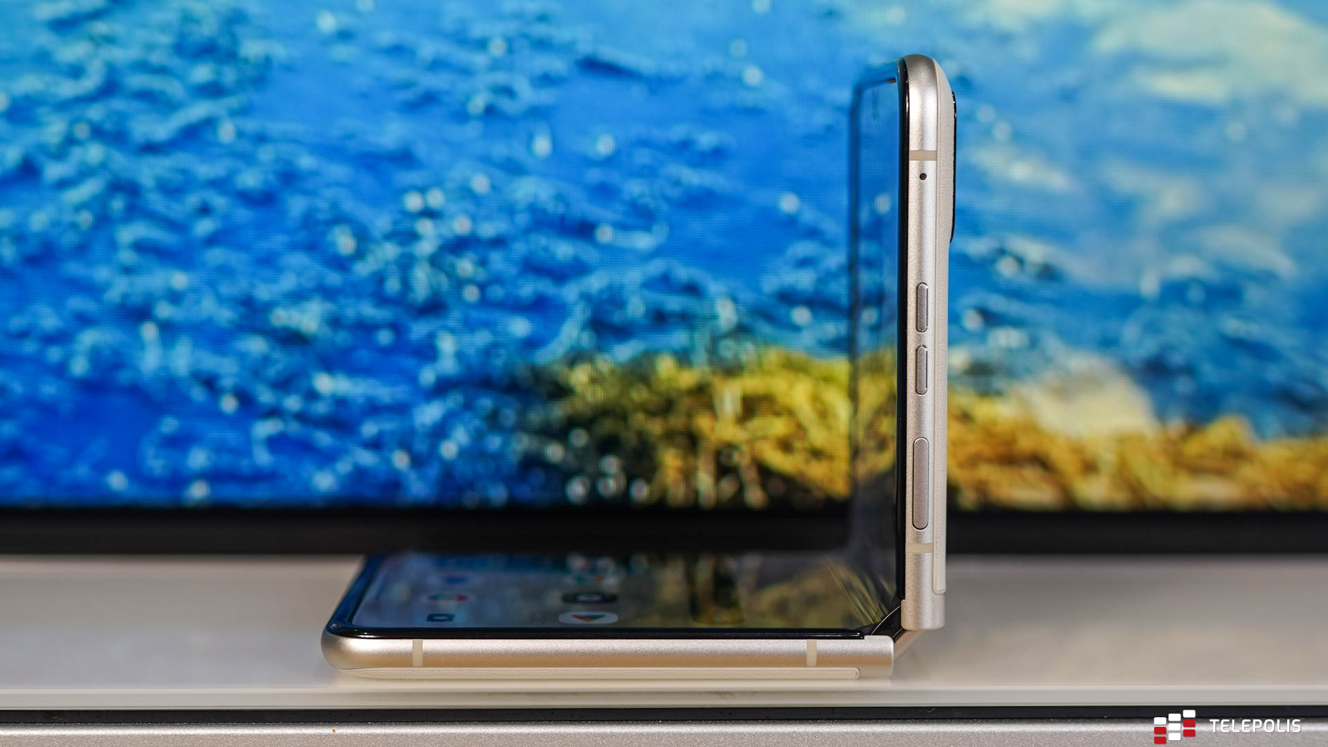 Motorola RAZR 40 – skórzane maleństwo z wielkim wnętrzem (test)