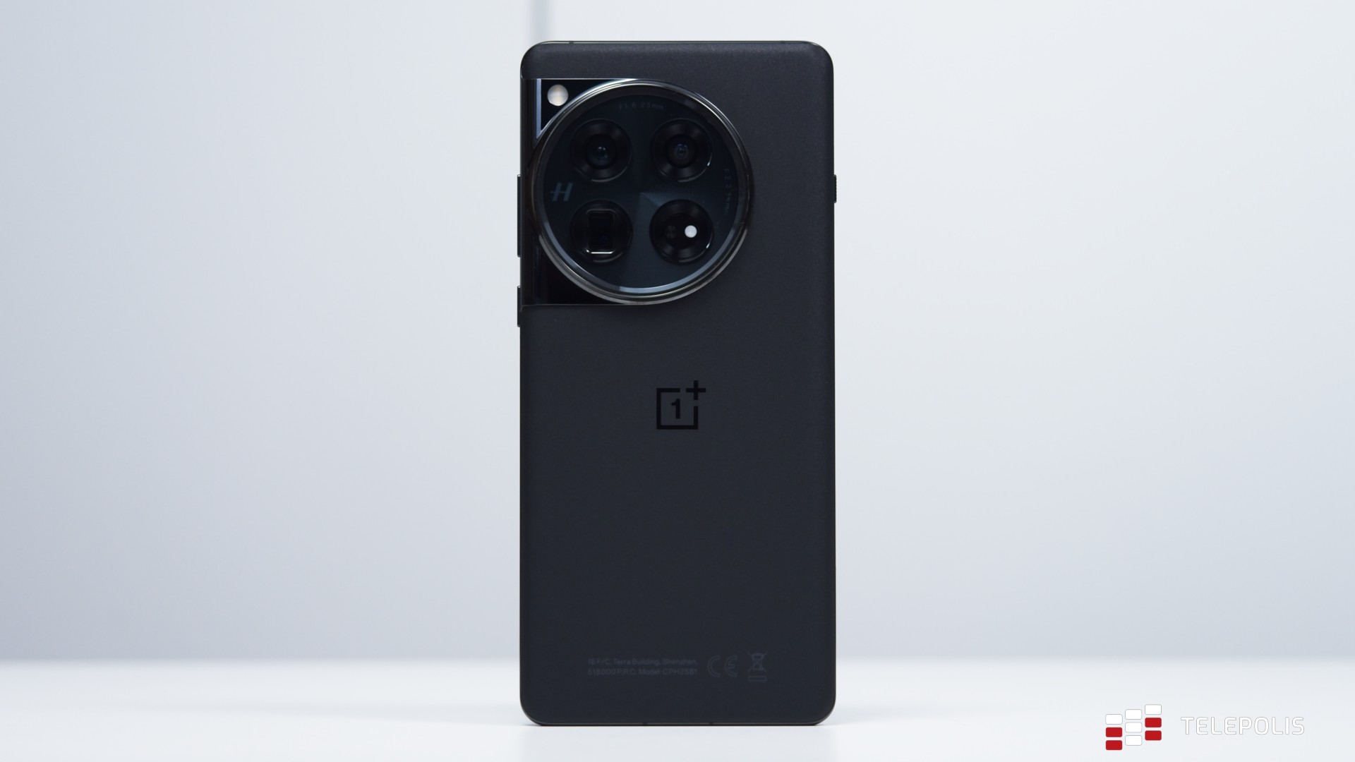 OnePlus 12 - świetny smartfon z jedną wybitną cechą (test)