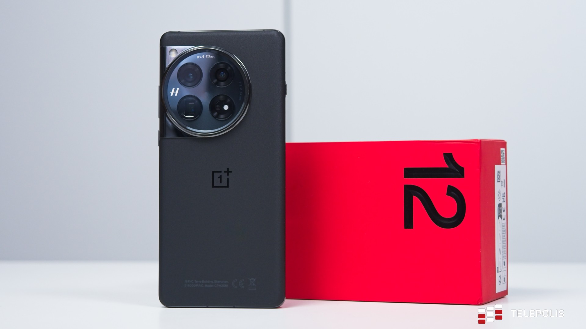 OnePlus 12 - świetny smartfon z jedną wybitną cechą (test)