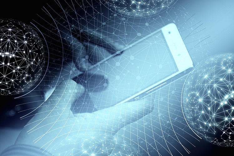 Telefonia stacjonarna umiera, prepaid nie jest popularny, a za komórkę płacimy 50 zł miesięcznie. Raport konsumencki UKE za 2018 rok