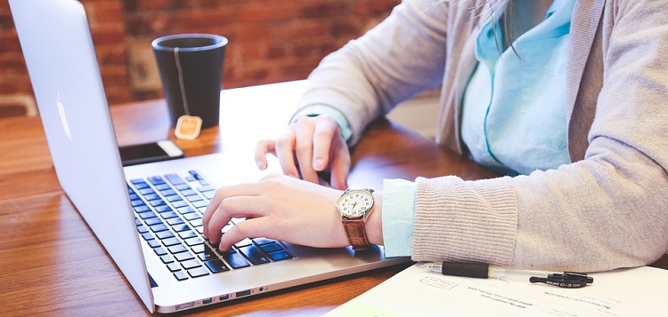 Telefonia stacjonarna umiera, prepaid nie jest popularny, a za komórkę płacimy 50 zł miesięcznie. Raport konsumencki UKE za 2018 rok