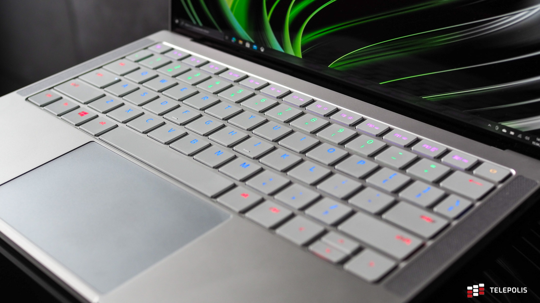 Razer Book 13 – mały laptop z ekranem 4K HDR, który uzależnia
