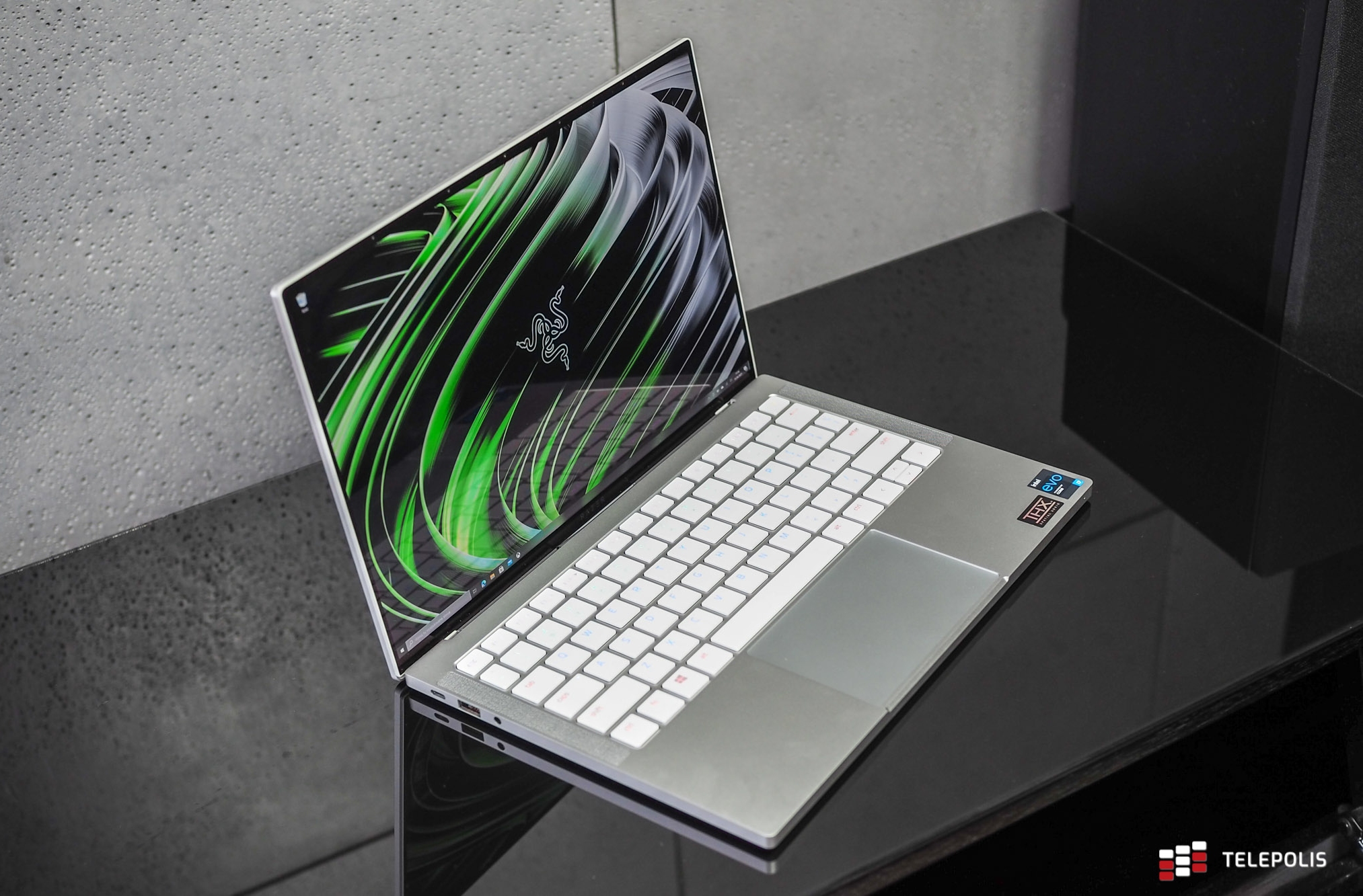 Razer Book 13 – mały laptop z ekranem 4K HDR, który uzależnia