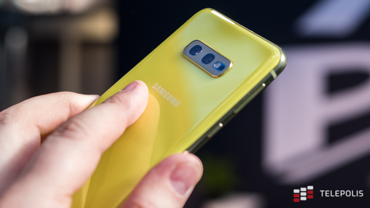 Kupując telefon Galaxy S10e u autoryzowanego partnera Samsunga możemy otrzymać bezprzewodową ładowarkę Samsung Duo Pad