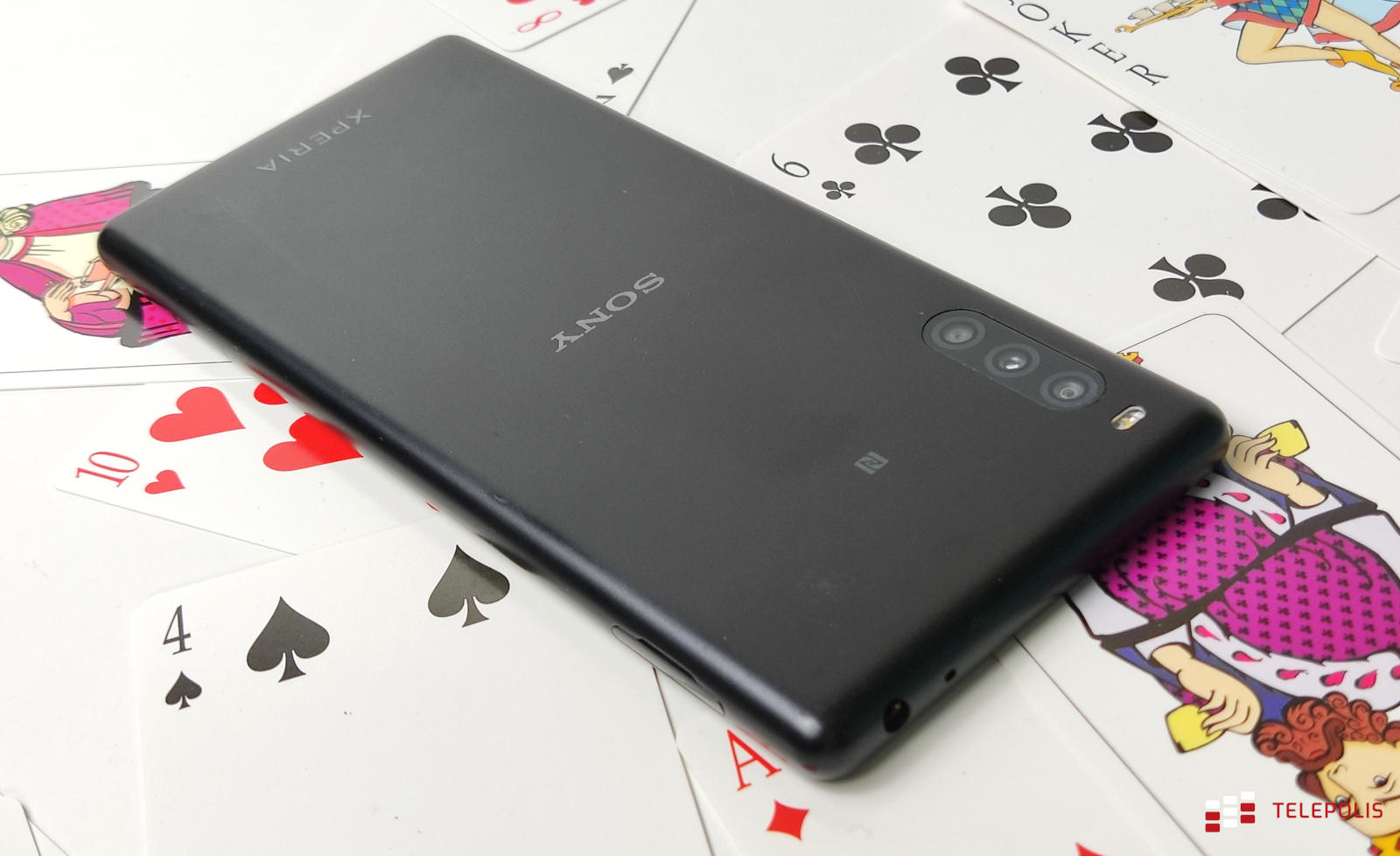 Test Sony Xperia L4: smukła elegancja i skromne wnętrze