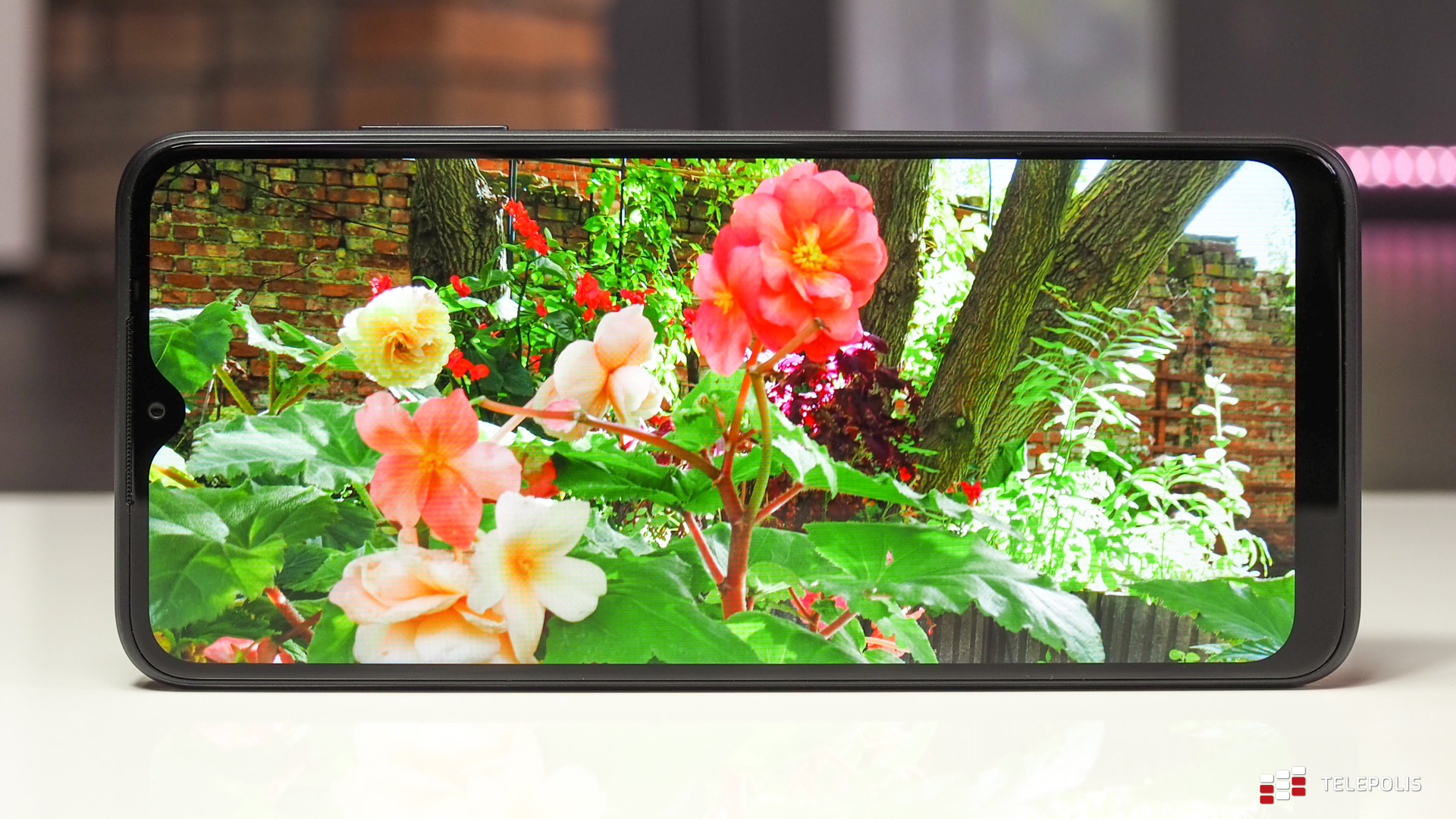 T-Mobile ma własny smartfon. Sprawdziłem, ile ten sprzęt jest wart