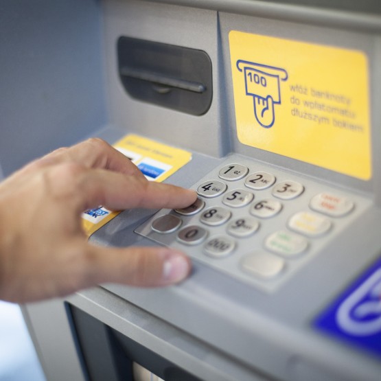 Klienci Banku Pekao S.A. mogą użyć BLIKA przy wpłatach pieniędzy w bankomatach Euronet i Planet Cach