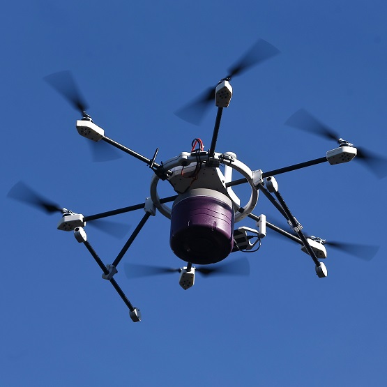 Drony, autonomiczne wózki i rowery cargo pomagają kurierom