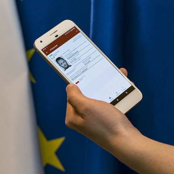 Eurowybory 2019: telefon z aplikacją mObywatel zamiast dowodu osobistego