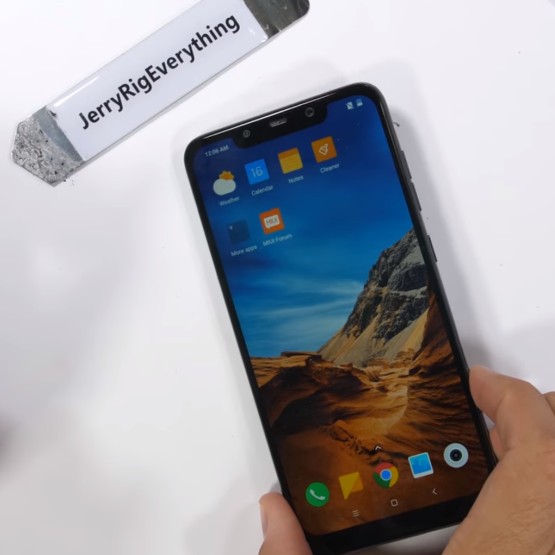 Zack rozebrał Pocophone'a F1 w poszukiwaniu cieczy chłodzącej [wideo]