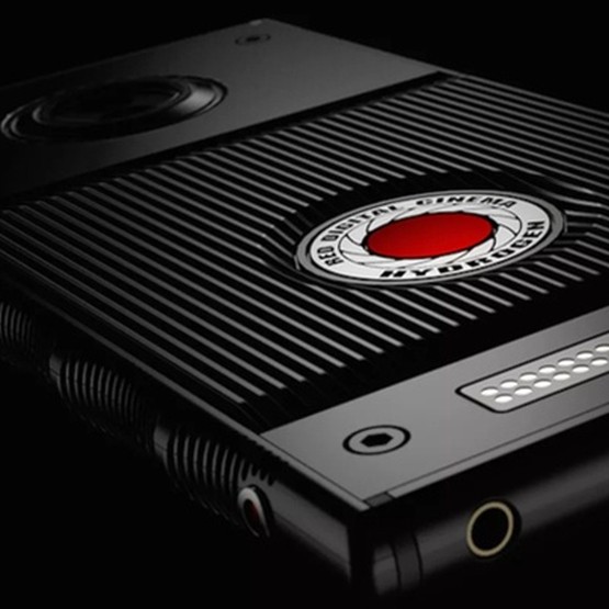 RED wynagrodzi cierpliwość osób, które już ponad rok czekają na tytanowy smartfon Hydrogen One, darmową wersją aluminiową