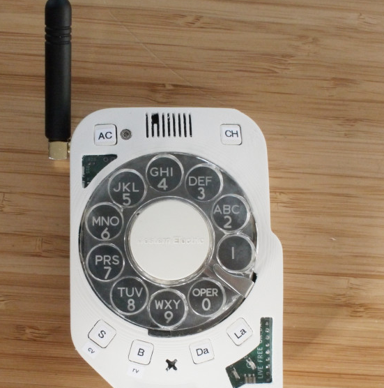 Telefon komórkowy z tarczą, czyli bardziej klasycznie być już nie może