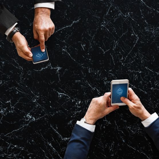 Spigen Forever Sleeve to etui do smartfonu z baterią, która ładuje się bezprzewodowo. W końcu naprawdę bezprzewodowo