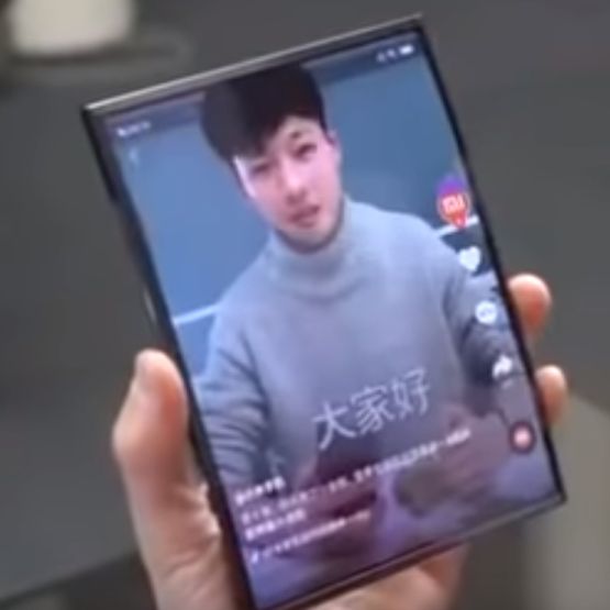 Składany smartfon Xiaomi w akcji. Na filmie bawi się nim jeden z szefów firmy. Zagadką pozostaje nazwa sprzętu