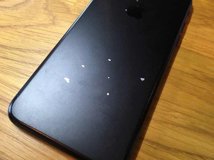 Z czarnych iPhone'ów 7 odpryskuje lakier