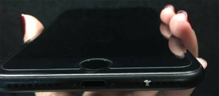 Z czarnych iPhone'ów 7 odpryskuje lakier