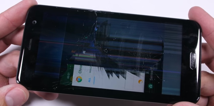 HTC U11 nie jest odporny na zginanie