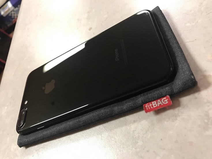 iPhone 7 Jet Black jest piękny... póki nie wyjmiemy go z pudełka