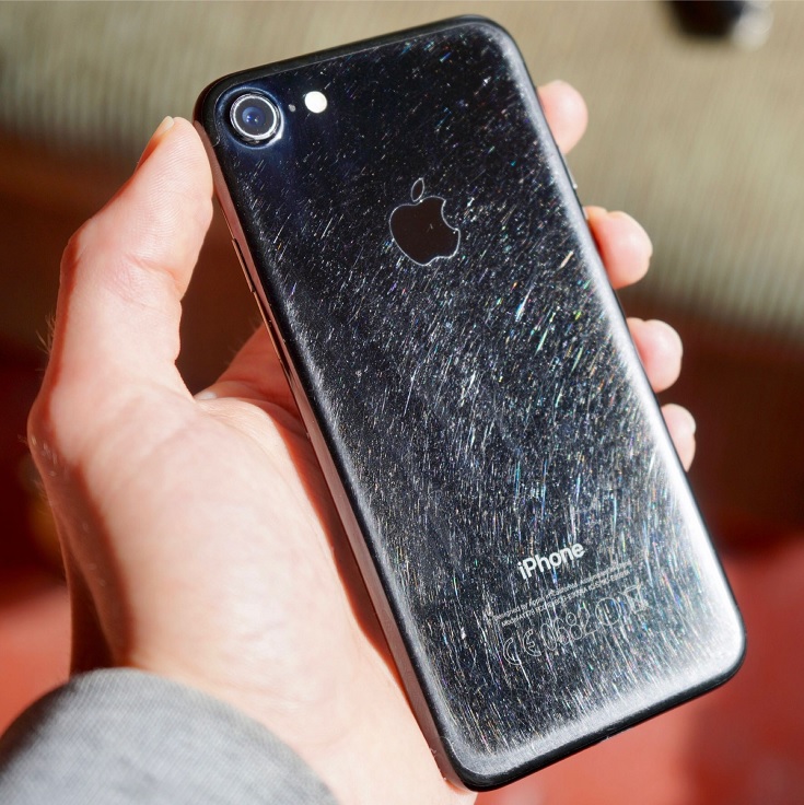 iPhone 7 Jet Black jest piękny... póki nie wyjmiemy go z pudełka
