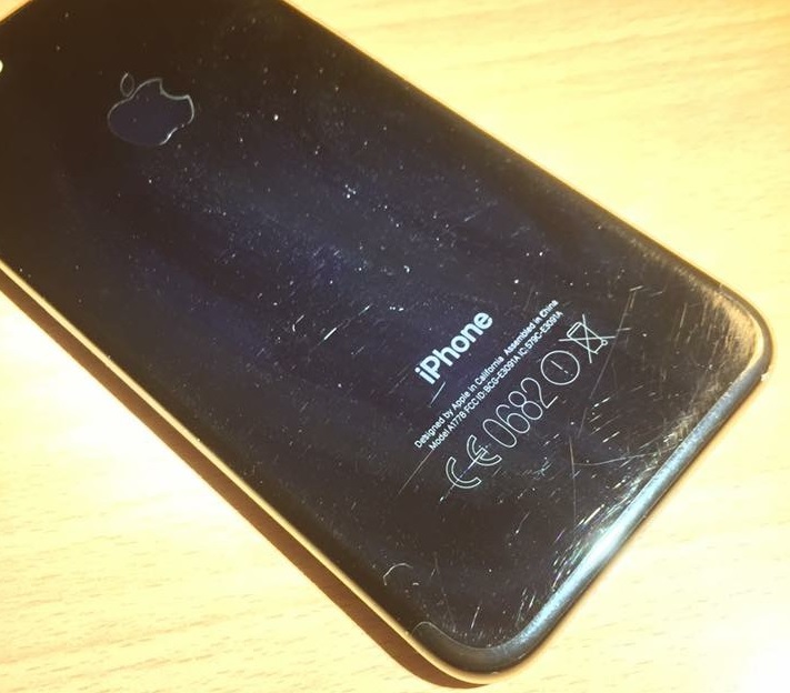 iPhone 7 Jet Black jest piękny... póki nie wyjmiemy go z pudełka
