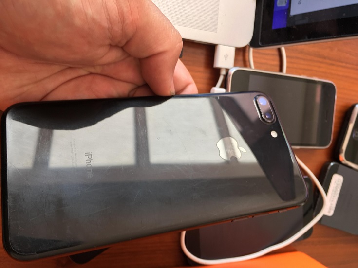 iPhone 7 Jet Black jest piękny... póki nie wyjmiemy go z pudełka