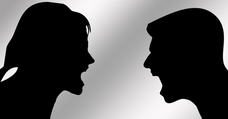 Komisja Europejska: mniej mowy nienawiści w sieci