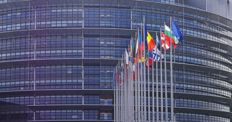 Proces legislacyjny nowych zasad roamingu UE właśnie się zakończył
