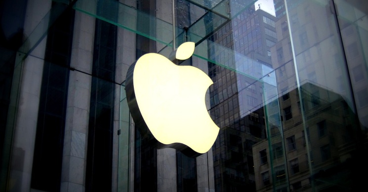 Złodzieje wbiegli do sklepu Apple'a i wynieśli 26 urządzeń
