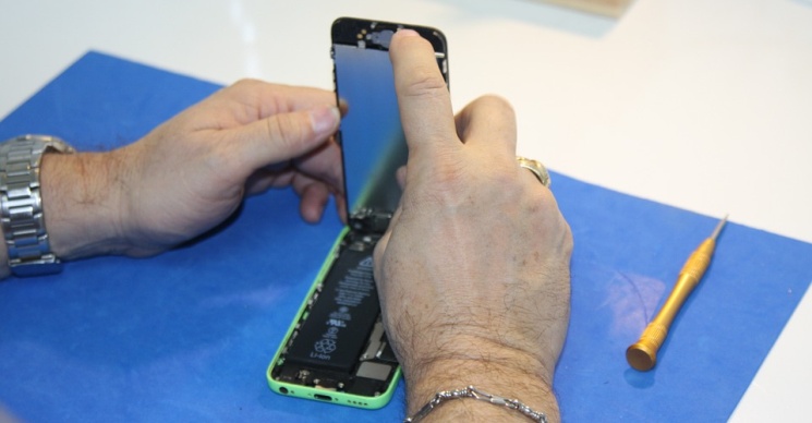 Smartfon można zaatakować przez ekran niewiadomego pochodzenia