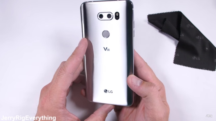 JerryRigEverything znęca się nad LG V30
