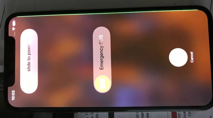 iPhone X i zielona linia na wyświetlaczu