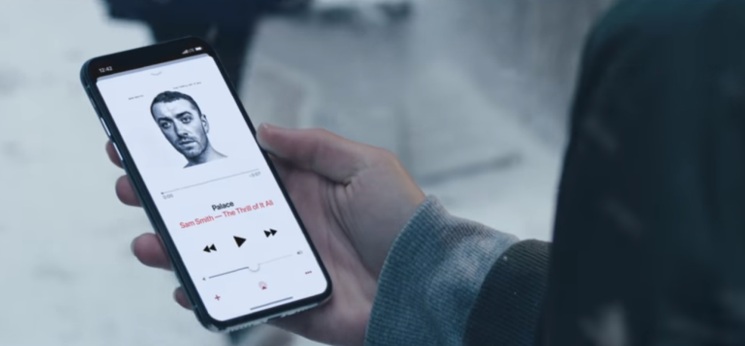 Świąteczna reklama iPhone'a X i słuchawek AirPods robi wrażenie