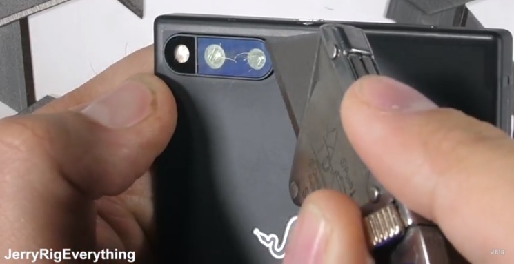 Razer Phone nie nadaje się do zbyt mocnego wyginania