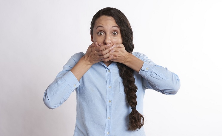 Facebook zakazuje "niemiłych" słów, a Google zmienia emotkę z pistoletem...